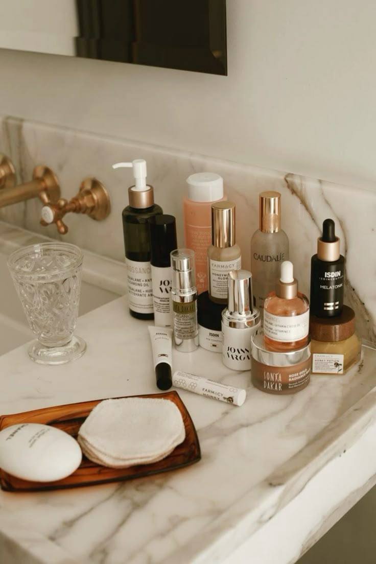 Bancada de banheiro com produtos de skincare e beleza