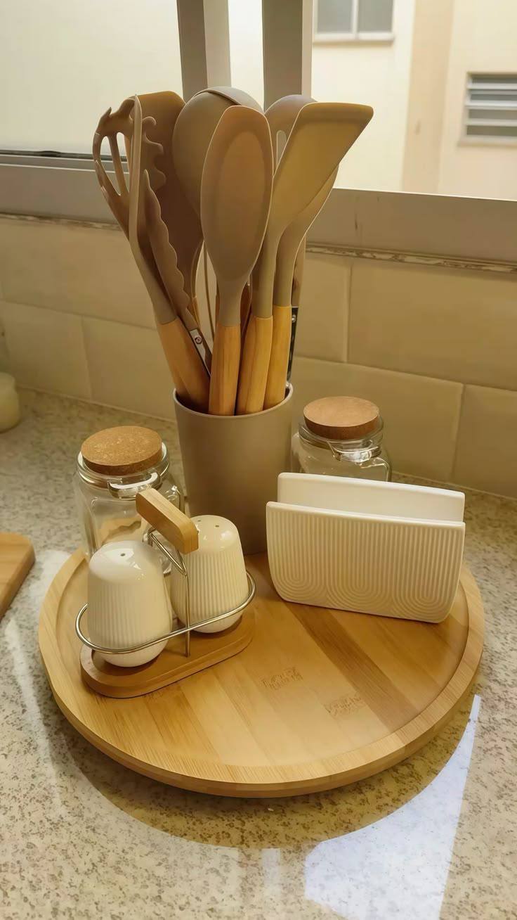 Kit de utensílios de silicone, saleiro e bandeja giratória de bambu